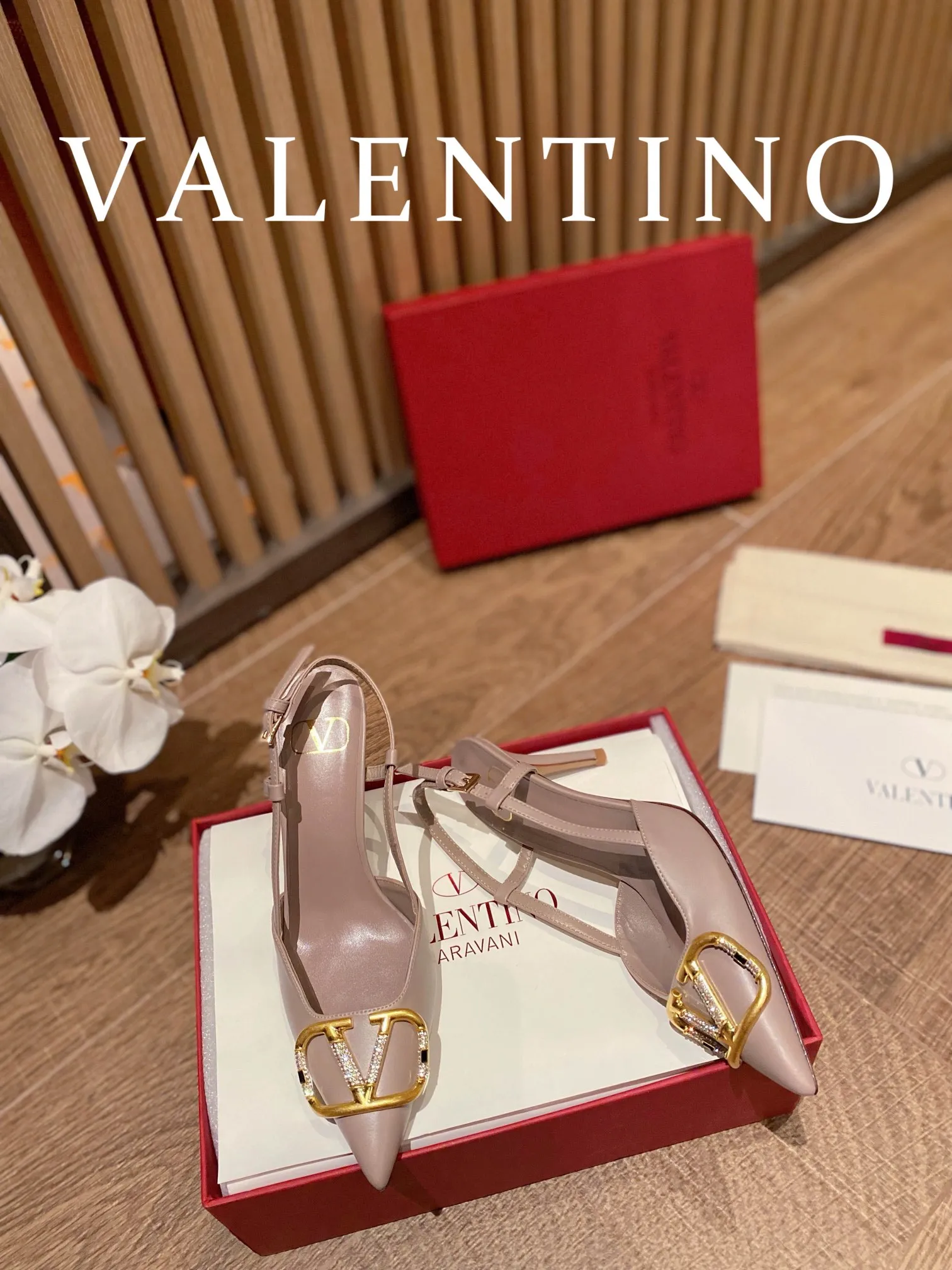👟👟Ex-factory price 520👟👟 𝑉𝐴𝐿𝐸𝑁𝑇𝐼𝑁𝑂 Valentino ♡ The latest series of the counter 💯The new season of Valentino replaces the usual rivet elements with the initial V bronze (dotted buckle) buckle, simplifying the complexity Make the design more refined and durable. No matter your age, it can easily fit on your feet and make your feet look slimmer! The new season lives up to expectations! Worth buying ★Imported cowhide is absolutely high-grade ❥Original method is absolutely sensual ❥Elegant style creates a different feeling🙈 Simple temperament style!  ♡ show bdetails ———————————— ⊿▸: Size｜35-40 (customized at 34.40.41.42) ⊿▸: Material｜Imported cowhide ⊿▸: Material｜Exclusive molded rhinestone buckle ⊿▸: Material | Padded sheepskin ⊿▸: Material |Italian 🇮🇹 genuine leather outsole (the original 1:1 method has a wood grain shape) ⊿▸: Heel height｜8cm
